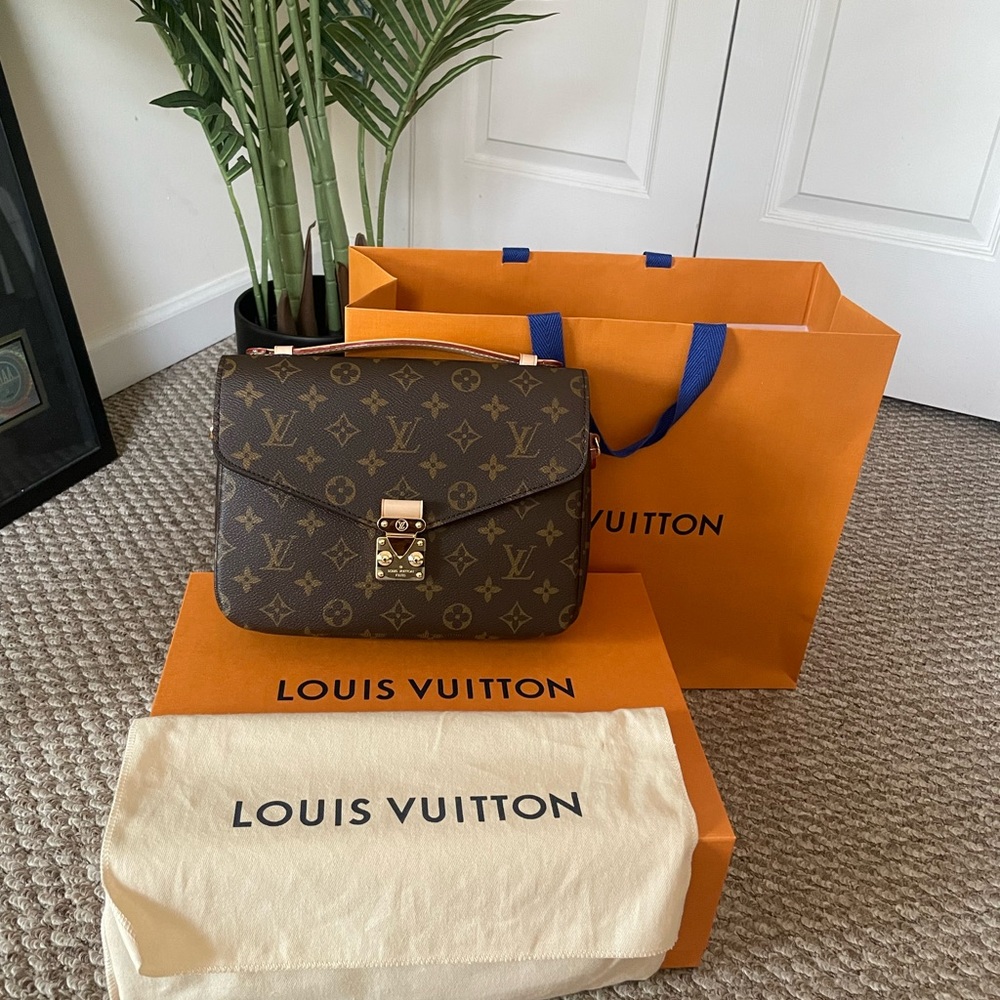 New Authentic Louis Vuitton Pochette Métis Bag.